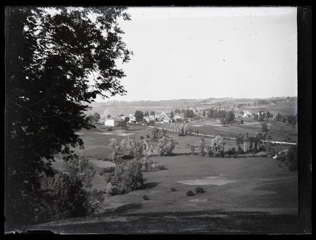 Village au milieu des champs.