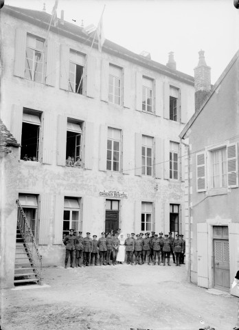 Militaires et infirmières canadiens devant l'hopital