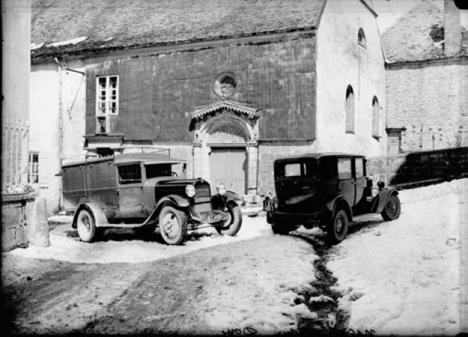 Deux voitures. Nicod, Maire. Doye