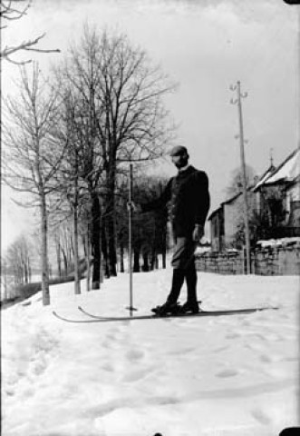 Hommes avec des skis