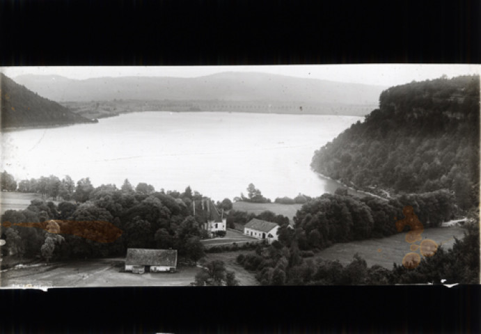 Le lac et le château de Chalain