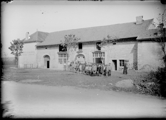 Colonie l'Espérance Lédonnienne à Clairvaux. Enfants en rang