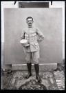 Portrait d'un militaire debout, son képi à la main.
