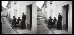 Agathe Coutemoine adossée à la maison Coutemoine à Vers-en-Montagne, un jeune couple assis sur un banc à ses côtés.