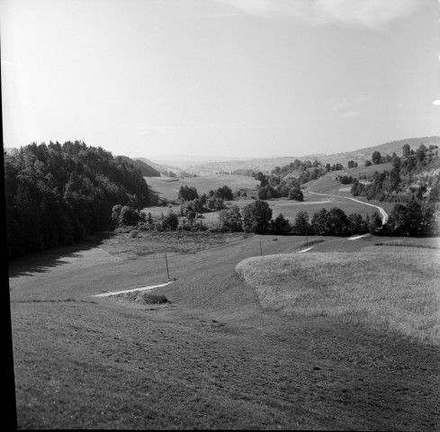 Vue générale avec chemin serpentant dans la campagne à l'arrière plan.