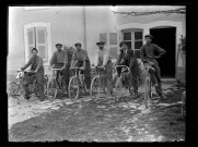 Groupe d'hommes à bicyclettes (un « vélomoteur » à gauche), le cousin (de Desnes) d'Agathe Coutemoine porte un chaton sur l'épaule.