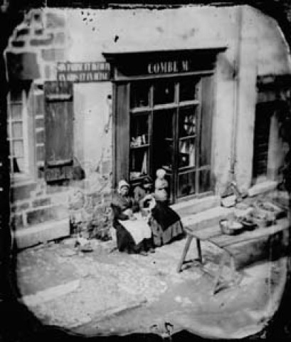 Femmes devant le magasin Combe. Nozeroy