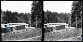 Exploitation de la forêt de la Joux par les soldats canadiens : baraquements au milieu des bois, à Chevreuil.