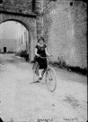Jeune fille M. sur son vélo. Nozeroy