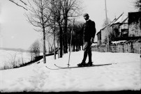 Homme avec des skis