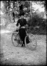 Une femme avec un vélo
