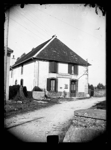 La maison Coutemoine à Vers-en-Montagne : une aile abrite momentanément le bâtiment "Postes et télégraphes - Caisse nationale d'épargne".