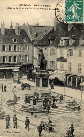 Lons-le-Saunier (Jura). 34. La place de la liberté et la statue du général Lecourbe. Lons-le-Saunier, G.B.