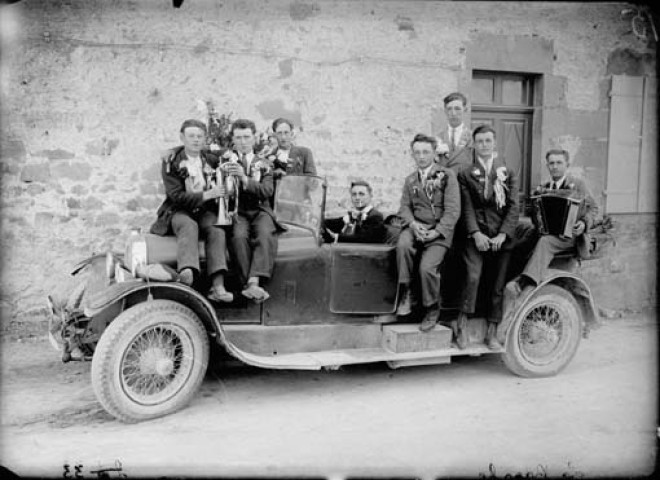 Conscrits sur une voiture