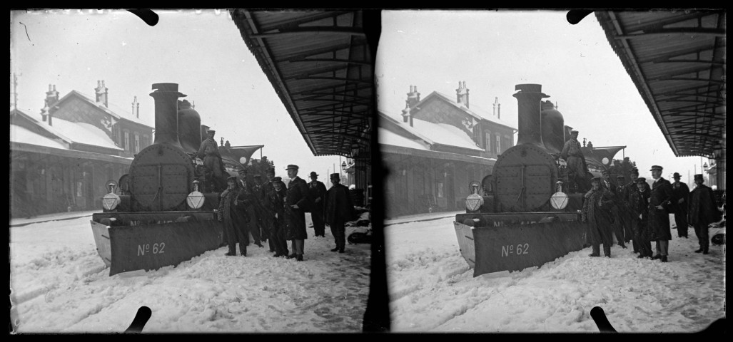 Train en gare de Morteau sous la neige, la locomotive se frayant un chemin à coups de chasse-neige.