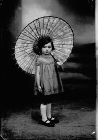 Enfant avec une ombrelle