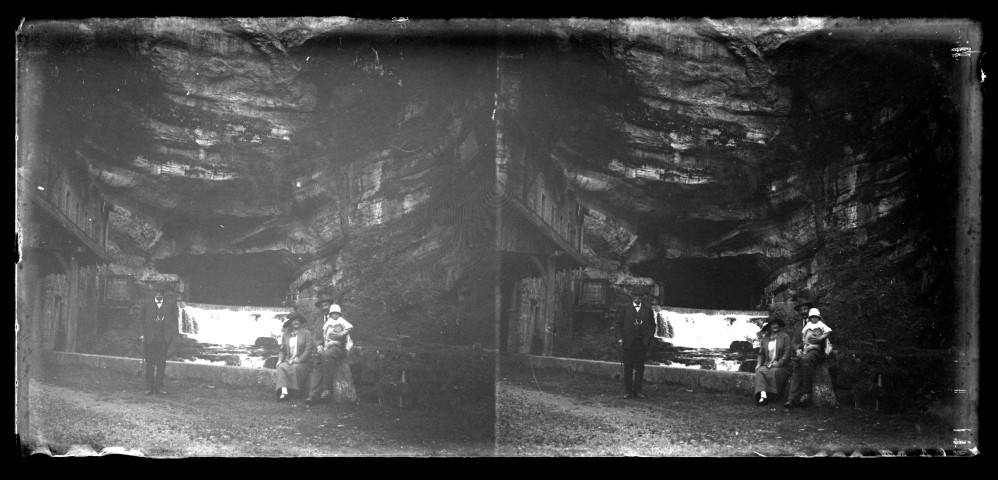 Source de la Loue à Ouhans, des personnes posent.