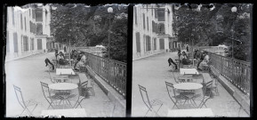Groupe de femmes attablées en terrasse, devant un bâtiment à Prats-de-Mollo.