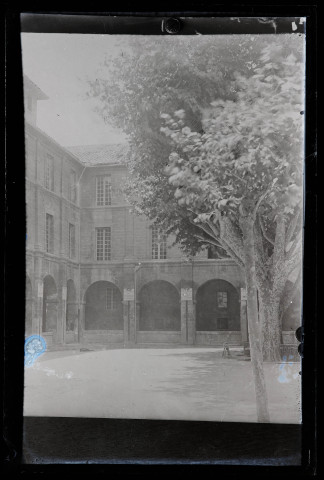 Reproduction d'une vue de bâtiment avec cloître célébrant différents corps de l'armée révolutionnaire française.