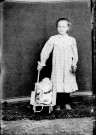 Enfant avec poupée et poussette