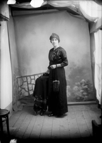 Mademoiselle Dole, institutrice. Fraroz