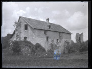 Corps de la ferme du Parc et ruines du château à Vers-en-Montagne.