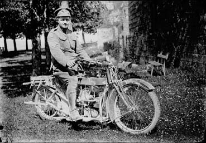 Militaire canadien sur sa moto
