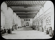 Reproduction d'une vue de la salle des gardes du château de Pierrefonds.