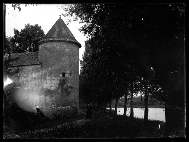 Tour de l'ancienne abbaye de Port Lesney, une femme et un militaire prennent la pose.