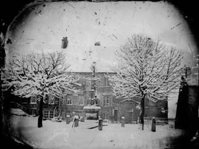 Croix sur une place. Nozeroy