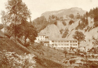 Saint-Claude (Jura). Adamas, Société coopérative diamantaire de production fondée en 1892; siège social à la Serre Saint-Claude. Saint-Claude, La Fraternelle, Association culturelle.