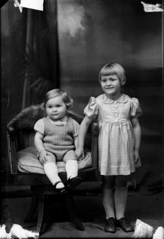 Deux enfants Chmit. Gendarme