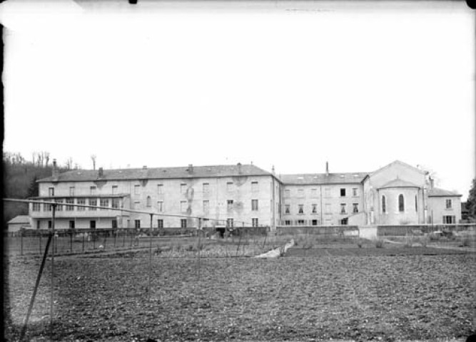 Façade de l'Asile du Sacré-Coeur de Marsonnas. Aromas