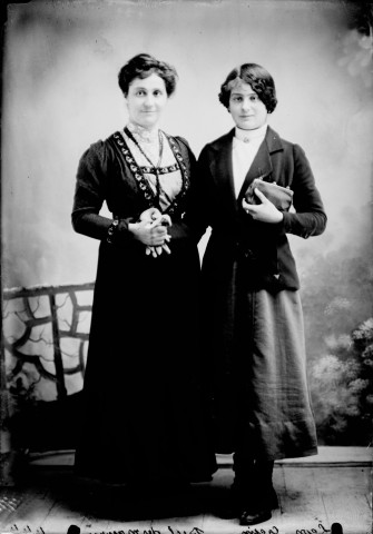 Deux femmes Léon Crétin. Bief-des-Maisons