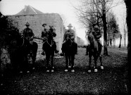 Quatre militaires canadiens à cheval