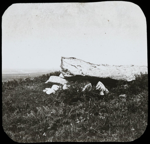 Reproduction d'une vue du dolmen de Landunvez.