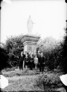 Groupe devant une statue