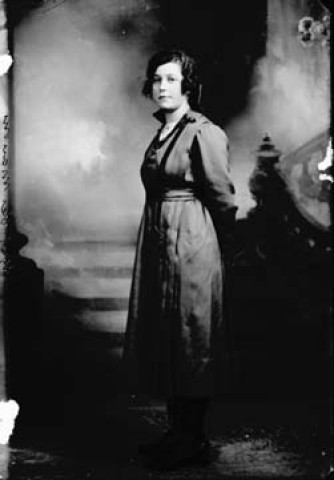 Une jeune fille. Bief-des-Maisons