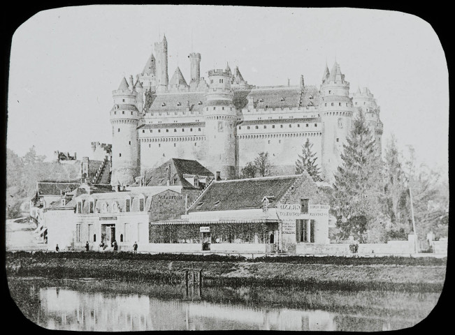 Reproduction d'une vue du château de Pierrefonds côté abreuvoir.