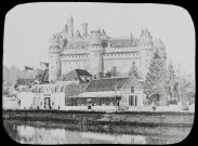 Reproduction d'une vue du château de Pierrefonds côté abreuvoir.