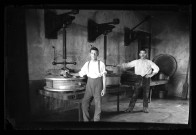 Fabrication du gruyère de Comté à Lemuy, deux fromagers posent devant les presses.