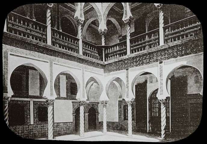 Reproduction d'une vue du premier étage du palais de l'archevêché à Alger.