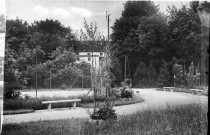 Un terrain de tennis dans un parc