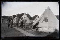 Soldats canadiens à Vers-en-Montagne pour l'exploitation des bois de la Fresse : militaires et sonneurs de clairon devant les tentes du camp canadien.