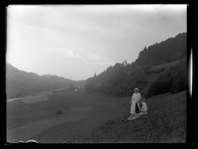 Agathe Coutemoine et une jeune femme dans la vallée des Nans.