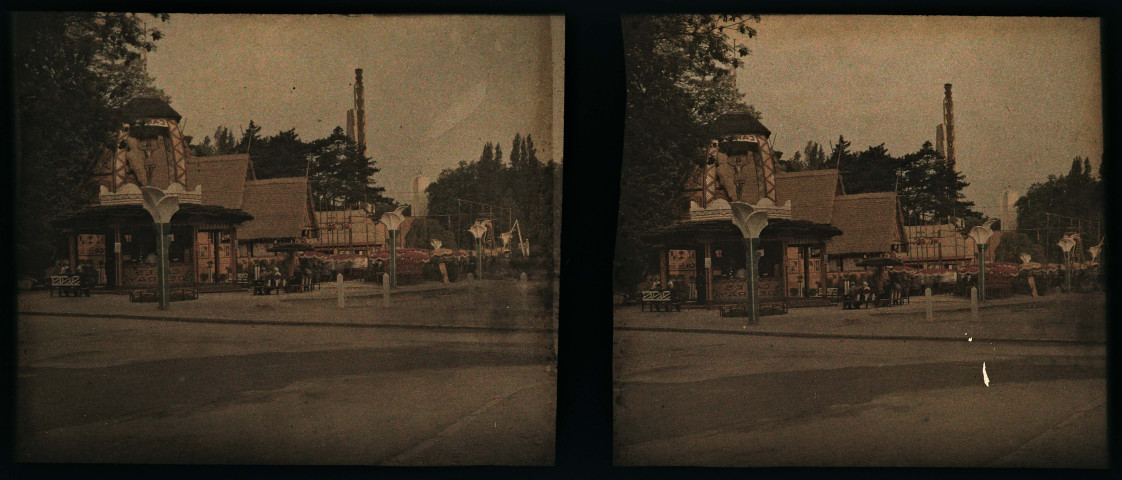 Exposition coloniale internationale de 1931 : grande fontaine et cafés.