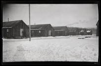 Exploitation de la forêt de la Joux par les soldats canadiens : baraquements en bois sous la neige.