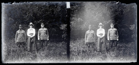 Deux militaires et une jeune femme en pleine nature.