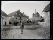 Lieutenant F. N. Ritchie près de l'hôtel Tonnaire et de la poste à Vers-en-Montagne, une calèche de femmes en arrière-plan.