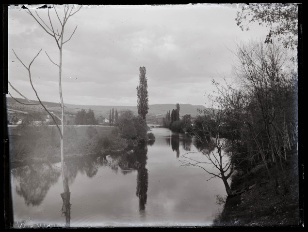 Paysage avec cours d'eau.